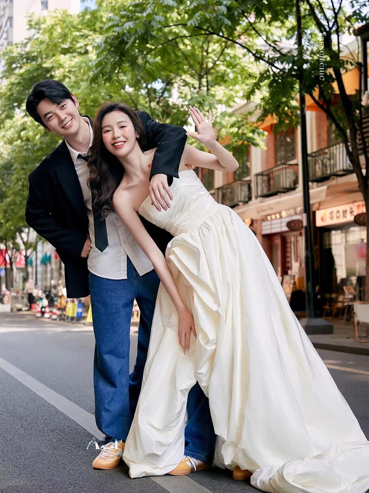Street Fashion Photography - แฟชั่นสไตล์เกาหลี เดนิม สตรีทสแนป ชุดแต่งงาน เสื้อผ้าสำหรับถ่ายภาพคู่รัก สร้างสรรค์