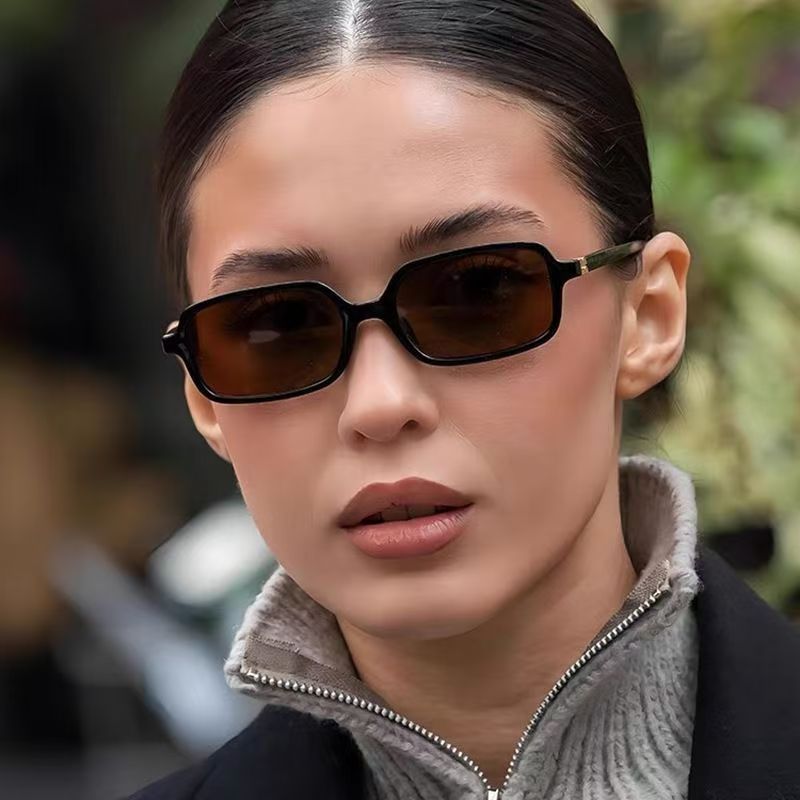 แว่นกันแดดทรงสี่เหลี่ยมเล็กแบบ - Street Fashion Photography บทวิจารณ์และราคา